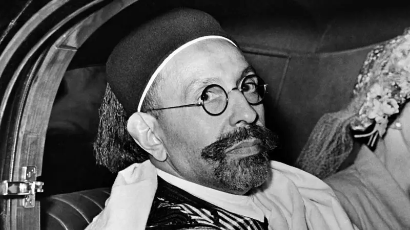 قصة ملك ليبيا محمد إدريس السنوسي الذي أطاح به القذافي