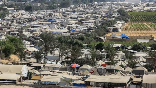 مدينة الخيام التي يعيش فيها الفلسطينيون وسط الهجمات الإسرائيلية، محاولين الحفاظ على حياتهم اليومية في مدينة خان يونس، غزة، في 2 أيلول/أيلول 2025. يُعاني الفلسطينيون في قطاع غزة، المحرومون من الضروريات الأساسية كالمأوى والغذاء والمياه النظيفة، من أجل البقاء في ظروف معيشية قاسية.