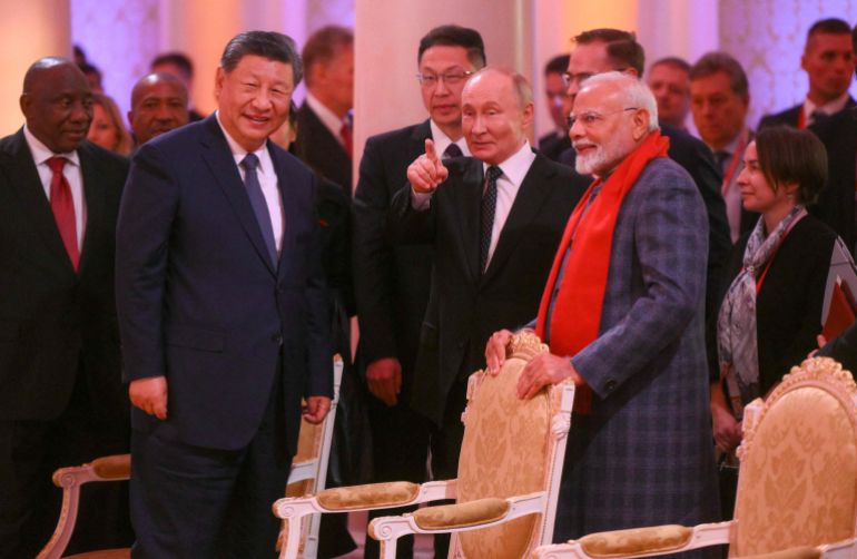 In this handout picture taken and released by Photo host brics-russia2024.ru on تشرين الأول 22, 2024, Chinese President Xi Jinping, Russia's President Vladimir Putin and Indian Prime Minister Narendra Modi attend a concert prior to an informal dinner on the sidelines of the BRICS summit in Kazan. (Photo by Alexander Kryazhev / Photo host brics-russia2024.ru / AFP) / RESTRICTED TO EDITORIAL USE - MANDATORY CREDIT "AFP PHOTO / Photo host brics-russia2024.ru / Alexander Kryazhev" - NO MARKETING NO ADVERTISING CAMPAIGNS - DISTRIBUTED AS A SERVICE TO CLIENTS