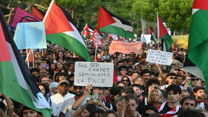 فلسطين في الشوارع والموانئ والمدرجات