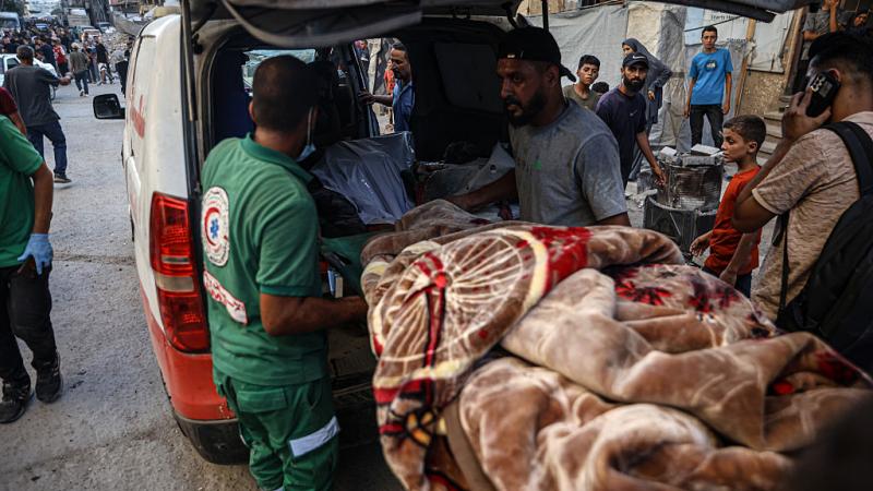 “هشام قوم يا ماما”.. مسعفة فلسطينية تصدم بوصول نجلها شهيدًا إلى المستشفى