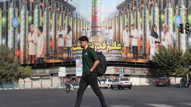 إيران تقدم عرضًا جديدًا.. هل تبقي الترويكا الأوروبية يدها على “الزناد”؟