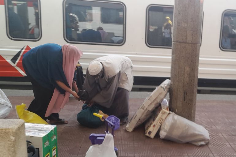 أيادٍ تحمل أثقالها وقلوبها في وقت واحد.