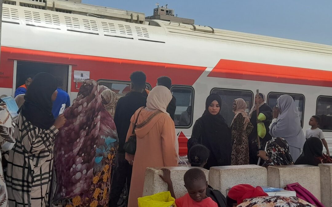 قطار العودة الطوعية للسودانيين.. ألم فراق القاهرة وأمل عناق الخرطوم