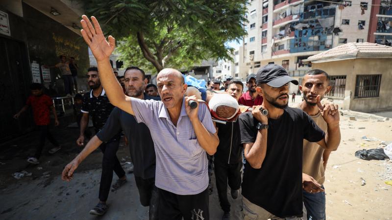 نسف مدرسة في حي الزيتون.. المجاعة في غزة تحصد أرواح 370 فلسطينيًا
