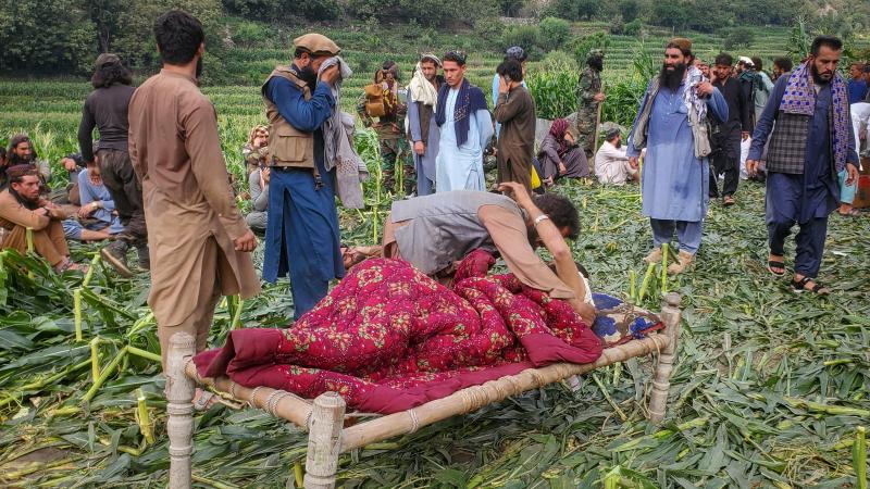 مئات القتلى ومفقودون جراء زلزال أفغانستان.. رجال الإنقاذ يسابقون الزمن