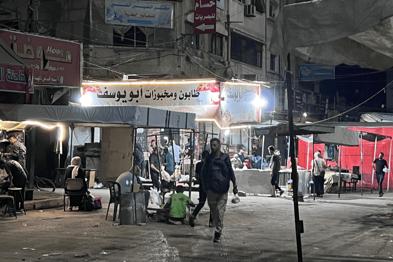 مناطق وأحياء كاملة في النصيرات مضاءة من خلال مولدات شركة أبو زايد (الجزيرة)