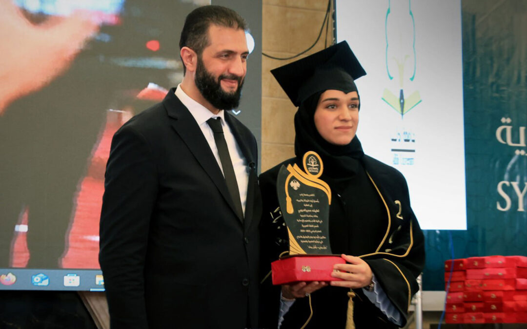 ظهرت بعباءة التخرج وألقت كلمة.. الرئيس السوري يحتفل بتخرج عقيلته من الجامعة