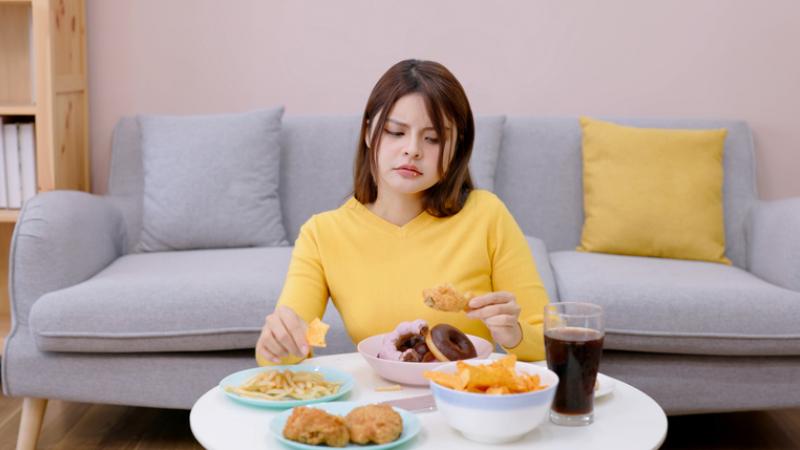 حين تكون المشاعر دافعًا لتناول الطعام.. كيف نتخلص من الأكل العاطفي؟
