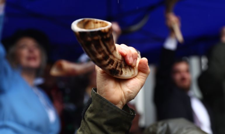 LONDON, ENGLAND - MARCH 10: A participant holds aloft his Shofar horn following The Blow For Hostages event at St John's Synagogue, on آذار 10, 2024 in London, England. With the war on Gaza entering its sixth month and Israeli hostages taken by Hamas still being held, (Photo by Peter Nicholls/Getty Images)