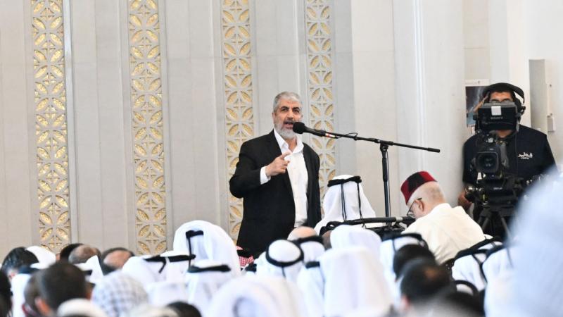 مشعل في تشييع جثمان اسماعيل هنية في الدوحة-غيتي