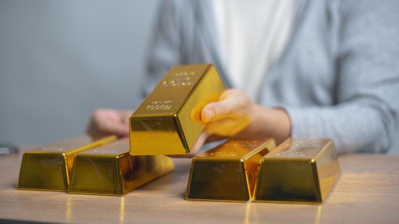 الذهب يحطم رقمًا قياسيًا جديدًا.. كم بلغ سعر الأونصة؟