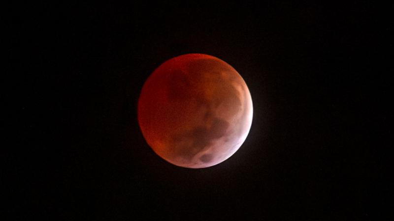 خسوف كلي للقمر الليلة.. كيف ستبدو السماء في العالم العربي؟