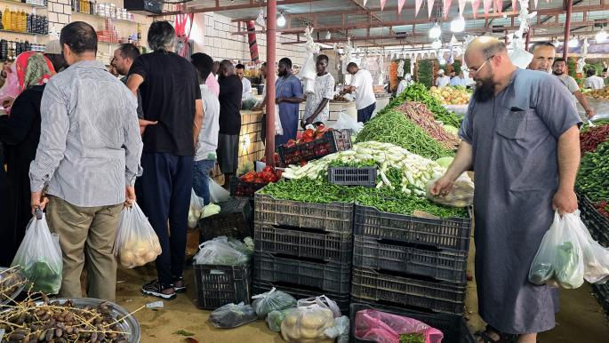 انتشار عسكري يدفع سكان طرابلس للتموين