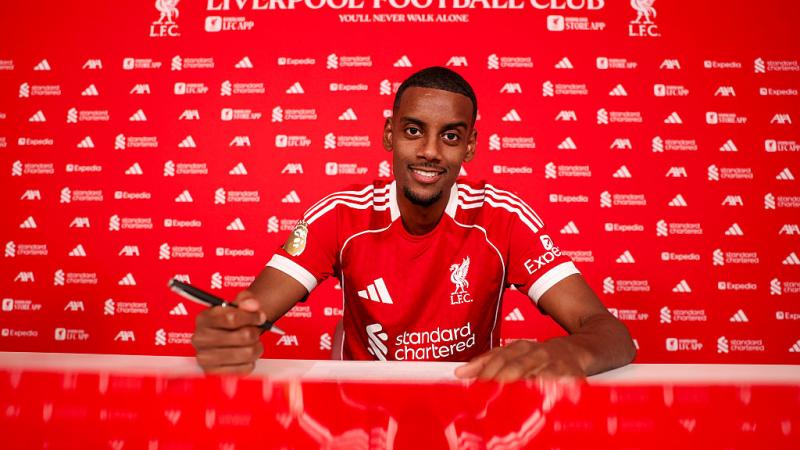 ليفربول يضم المهاجم السويدي إيساك من نيوكاسل في صفقة قياسية بريطانية
