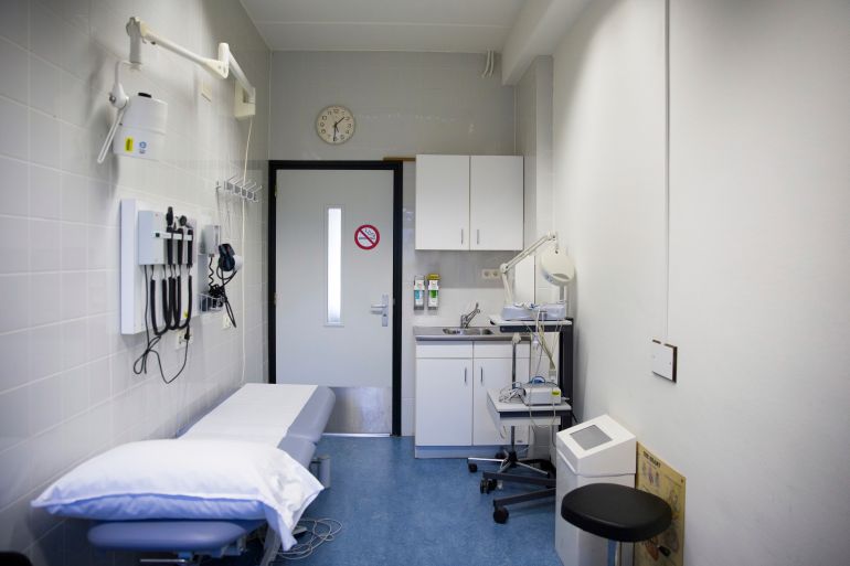 This 2017 photo provided by the International Criminal Court in The Hague, Netherlands, on Wednesday, آذار 12, 2025, shows an medical facility room at the ICC Detention Center located within a Dutch prison complex in Scheveningen, Netherlands. (ICC-CPI via AP)