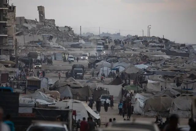 نازحون فلسطينيون من شمال قطاع غزة يفرون مع أمتعتهم إلى مخيم للنازحين على طول شارع الرشيد غرب مدينة غزة