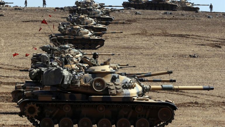 Turkish army tanks take up position on the Turkish-Syrian border near the southeastern town of Suruc in Sanliurfa province تشرين الأول 6, 2014. Outgunned Kurdish fighters vowed on Monday not to abandon their increasingly desperate efforts to defend the Syrian border town of Kobani from Islamic State militants pressing in from three sides and pounding them with heavy artillery. Despite the heavy fighting, which has seen mortars rain down on residential areas in Kobani and stray fire hit Turkish territory, a Reuters reporter saw around 30 people cross over from Turkey, apparently to help with defence of the town. REUTERS/Umit Bektas (TURKEY - Tags: MILITARY CONFLICT POLITICS)