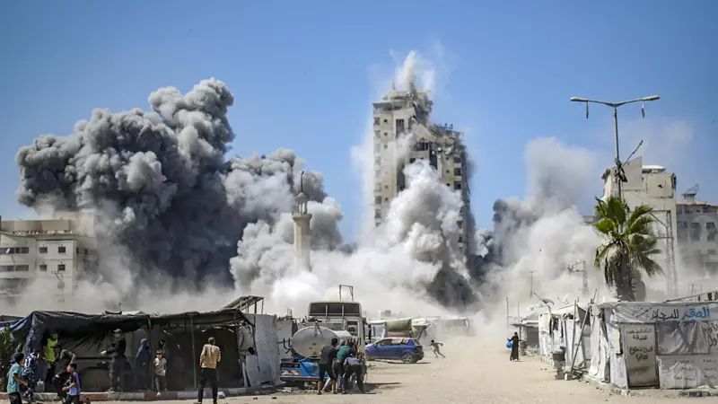 الجيش الإسرائيلي يدمّر برجاً جديداً في غزة، والإعلام الحكومي في القطاع يؤكد أن هذه المباني “تخضع للرقابة”