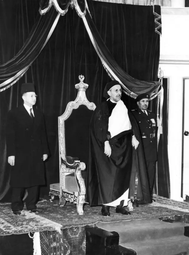 الملك إدريس الأول ملك ليبيا يفتتح في بنغازي مراسم أول برلمان ليبي في آذار 1952