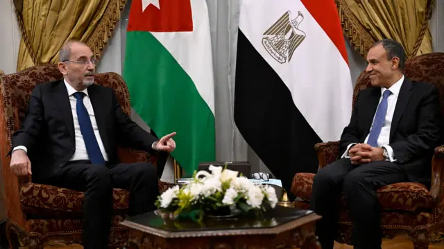 وزير الخارجية المصري بدر عبد العاطي (يمين) يلتقي وزير الخارجية الأردني أيمن الصفدي في قصر التحرير بالقاهرة، 3 آذار/آذار 2025، عشية القمة العربية الاستثنائية حول غزة. 