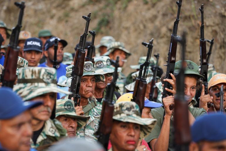 CARACAS, VENEZUELA - JANUARY 7: Militia members march in support of president Nicolas Maduro on كانون الثاني 7, 2025 in Caracas, Venezuela. Nicolas Maduro will take oath as president of Venezuela on كانون الثاني 10 for another 6 years amidst tension in the country after the last presidential election on تموز 28, 2024. Maduro claims to have won the election while the opposition leader Edmundo Gonzalez affirms he has won and, consequently, he is the legitimate president of Venezuela. (Photo by Jesus Vargas/Getty Images)