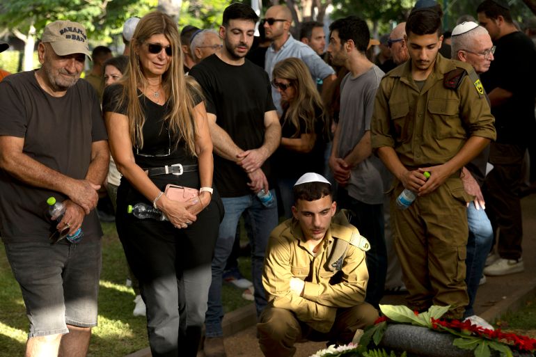 HAIFA, ISRAEL - JULY 8: Family members and friends mourn during a funeral for Sgt. First Class Benyamin Asulin on تموز 8, 2025 in Haifa, Israel. Asulin was one of five Israeli soldiers killed in Beit Hanoun, in the northern Gaza Strip, last night when they were hit by a roadside bomb while patrolling on foot. (Photo by Amir Levy/Getty Images)