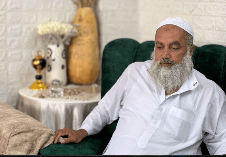 فلسطين، الخليل، حلحول، المزارع مصطفى ملحم الذي لا يزال يعاني من آثار اعتداء المستوطنين عليه قبل أيام أثناء قطفه للعنب في أرضه، تصوير سلام أبوشرار - 3 أيلول 2025، خاص بالجزيرة نت.
