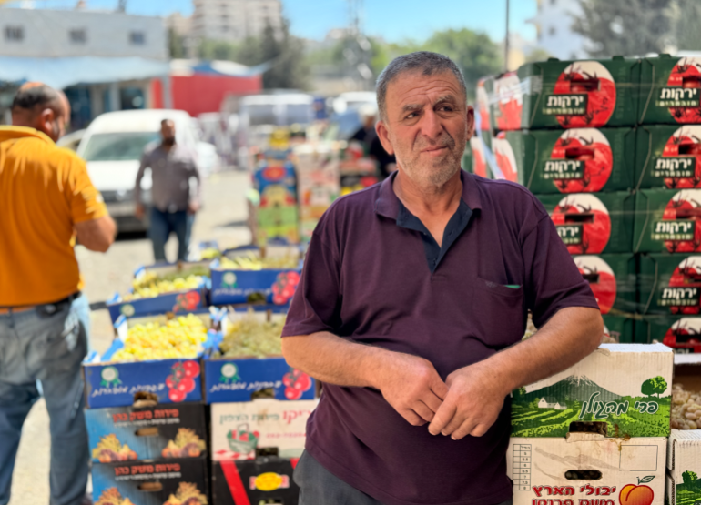 فلسطين،الخليل، حلحول، المزارع محمد أبوريان في سوق الخضار المركزي في حلحول، تصوير سلام أبوشرار، 3 أيلول 2025، خاص بالجزيرة نت.