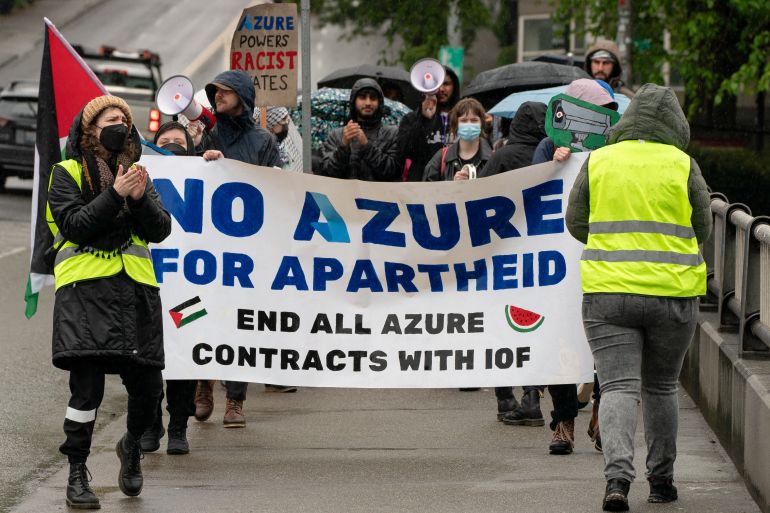 FILE PHOTO: Demonstrators march in support of Palestinians in Gaza near the Microsoft Build conference, during the ongoing conflict between Israel and the Palestinian Islamist group Hamas, to call for the termination of Microsoft’s Azure contracts with Israel in Seattle, Washington, U.S. أيار 21, 2024. REUTERS/David Ryder/File Photo