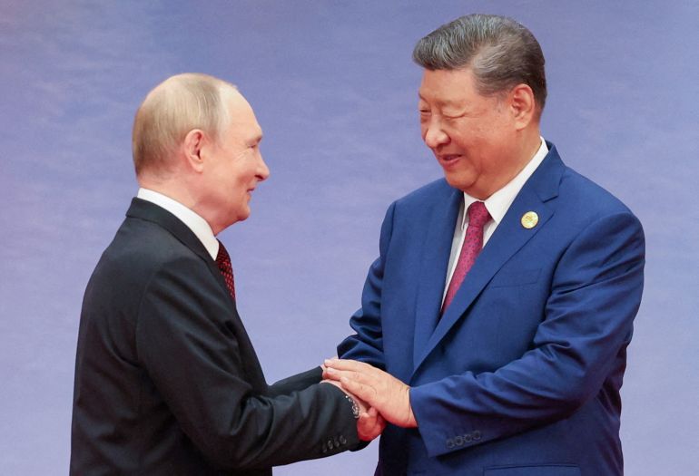 Chinese President Xi Jinping welcomes Russian President Vladimir Putin during a ceremony at the Shanghai Cooperation Organisation (SCO) summit in Tianjin, China آب 31, 2025. Sputnik/Alexander Kazakov/Pool via REUTERS ATTENTION EDITORS - THIS IMAGE WAS PROVIDED BY A THIRD PARTY. TPX IMAGES OF THE DAY