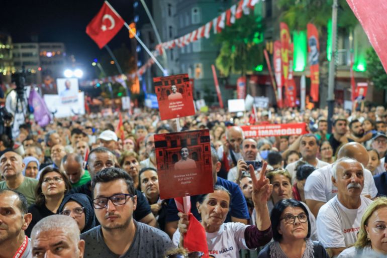 Supporters of Turkey's main opposition Republican People's Party (CHP) attend a rally to protest the detention of Beyoglu أيارor Inan Guney, as part of a corruption investigation, in Istanbul, Turkey, آب 27, 2025. REUTERS/Murad Sezer