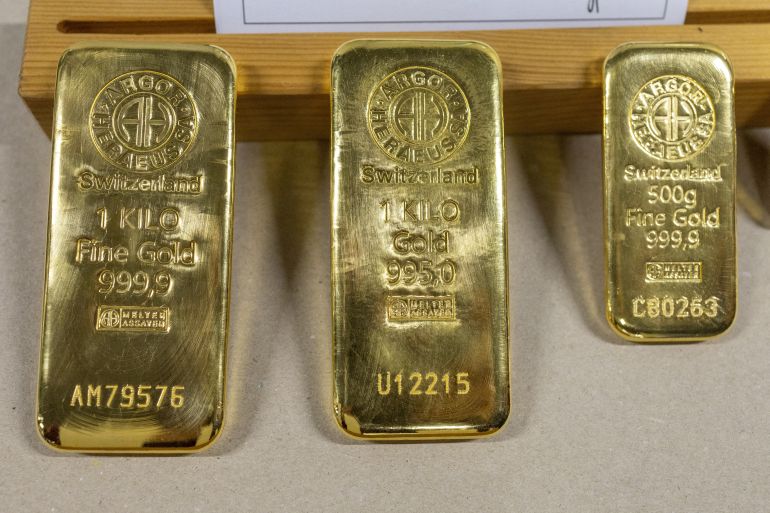 FILE PHOTO: Gold bars are pictured in a display area at the plant of refiner and bar manufacturer Argor-Heraeus in Mendrisio, Switzerland, تموز 13, 2022. REUTERS/Denis Balibouse/File Photo