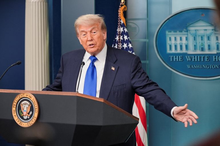 U.S. President Donald Trump speaks to the media, after the U.S. Supreme Court dealt a blow to the power of federal judges by restricting their ability to grant broad legal relief in cases as the justices acted in a legal fight over President Donald Trump's bid to limit birthright citizenship, in the Press Briefing Room at the White House in Washington D.C., حزيران 27, 2025. REUTERS/Ken Cedeno