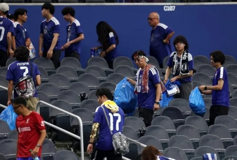 Meiwaku: ما قصة تنظيف اليابانيين للمدرجات بعد المباراة؟!