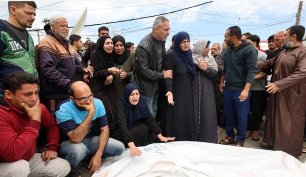 الاحتلال يستهدف النازحين في غزة: شهيدان ومصابون باعتداء على مواصي خان يونس