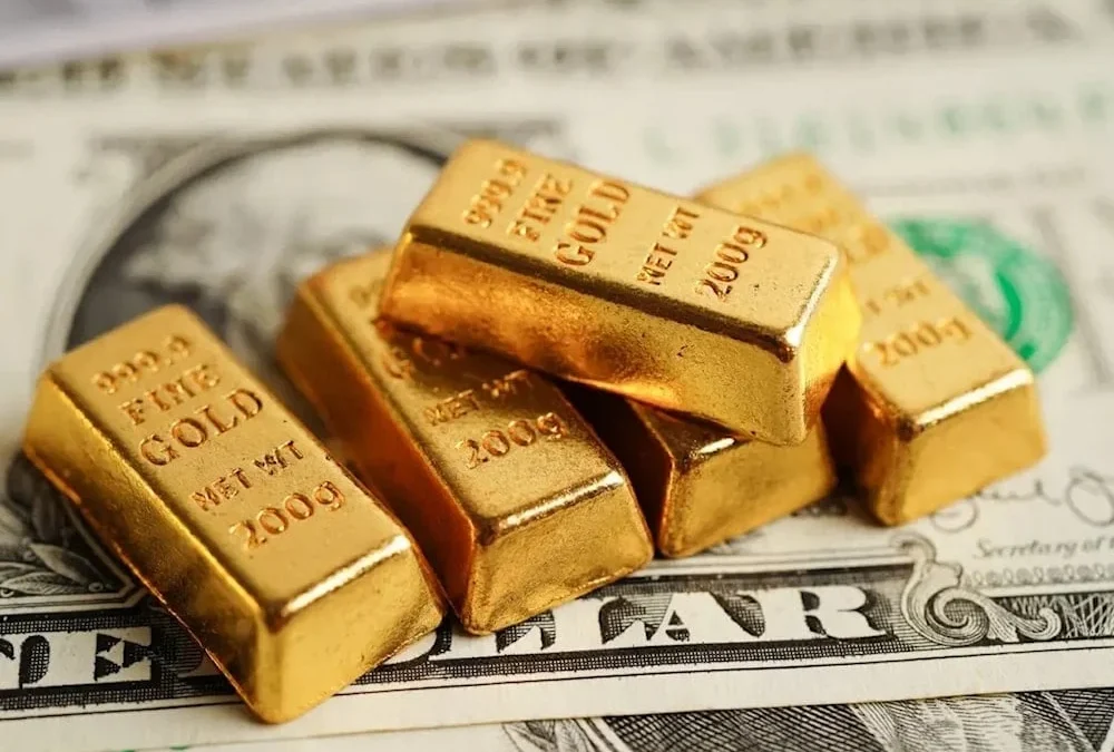الذهب يتراجع مع تماسك الدولار.. وتوقعات برفع أسعار الفائدة