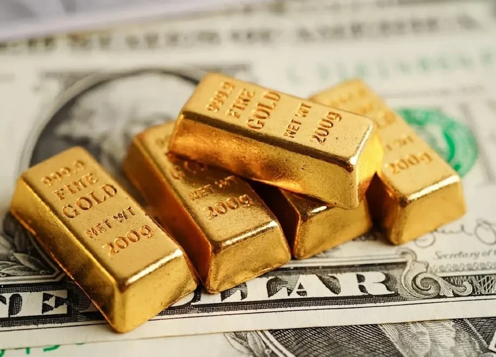 الذهب يتراجع مع تماسك الدولار.. وتوقعات برفع أسعار الفائدة
