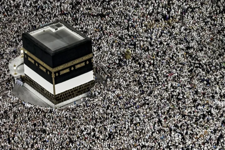 السعودية: الحجاج يختتمون موسم الحج بطواف الوداع في الحرم المكي