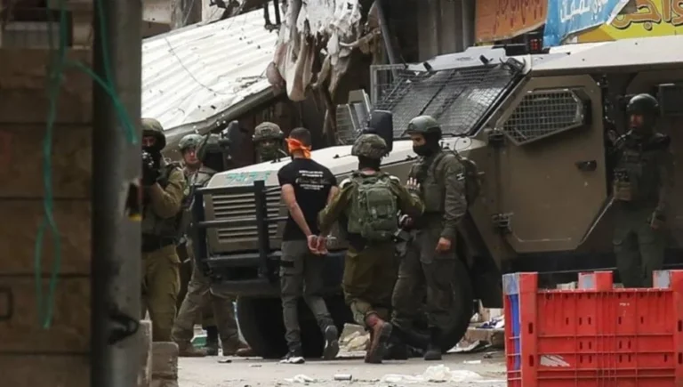 الضفة الغربية: الاحتلال يحتجز عشرات الشبان في ترمسعيا.. ومستوطنون يحرقون أراض