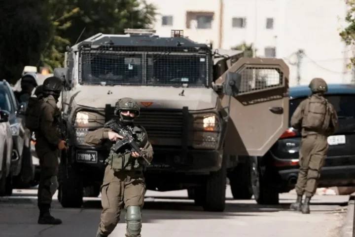 الضفة الغربية: الاحتلال يعتقل 9 فلسطينيين ومستوطنون يحرقون أراضي زراعية