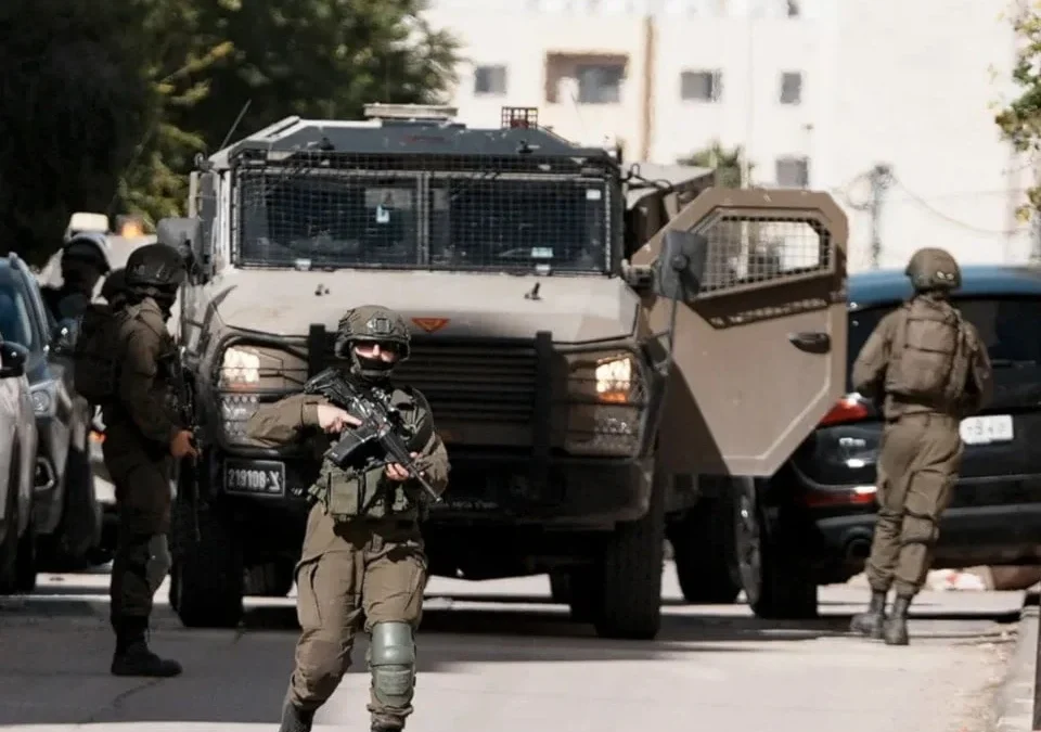 الضفة الغربية: الاحتلال يعتقل 9 فلسطينيين ومستوطنون يحرقون أراضي زراعية