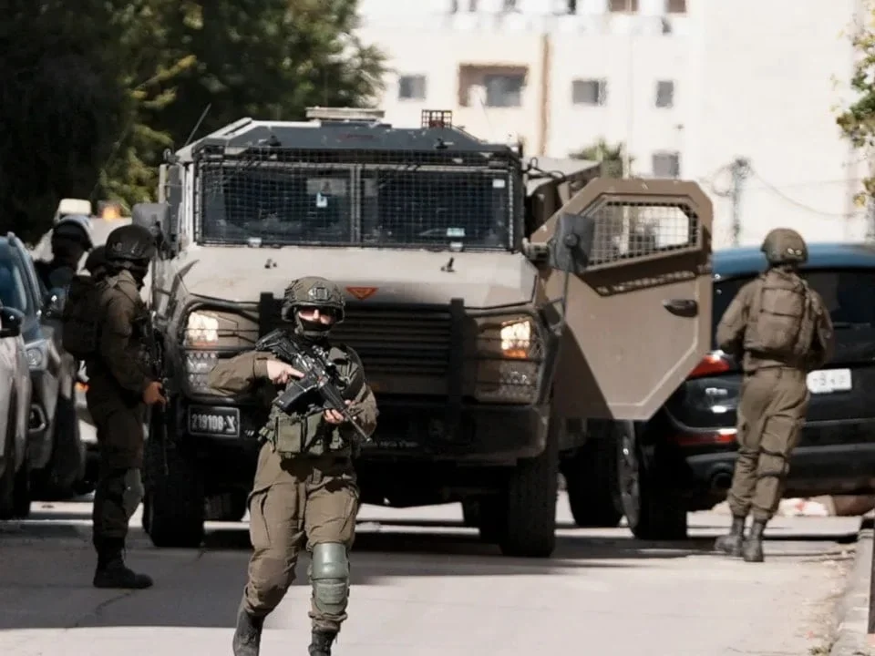 الضفة الغربية: الاحتلال يعتقل 9 فلسطينيين ومستوطنون يحرقون أراضي زراعية