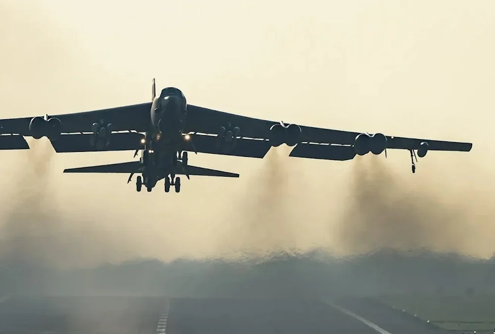 تحطم قاذفة “بي-52” استراتيجية في كاليفورنيا الأميركية (فيديو)