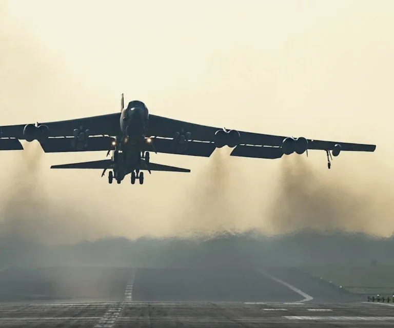 تحطم قاذفة “بي-52” استراتيجية في كاليفورنيا الأميركية (فيديو)