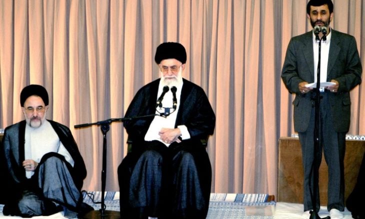هآرتس: “القط ذو الحذاء”.. عملية الموساد السرية لتتويج أحمدي نجاد زعيماً لإيران