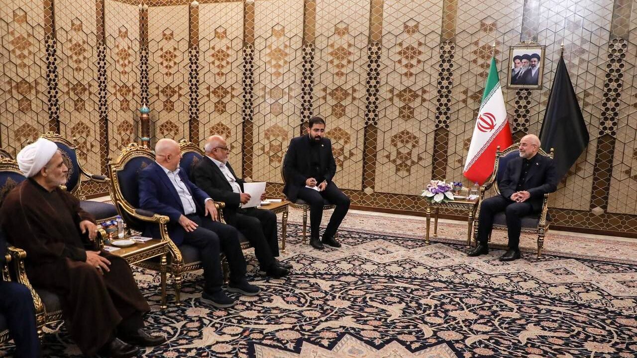 وفد حركة “أمل” يلتقي قاليباف في طهران ويسلّمه رسالة من الرئيس بري