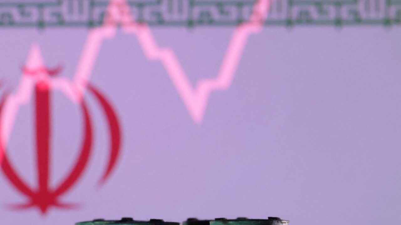 “رويترز” عن مصادر: إيران تدرس بيع نفط لليابان