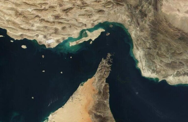 إيران تحذّر: مضيق هرمز ليس ساحة استعراض للقوى غير الإقليمية