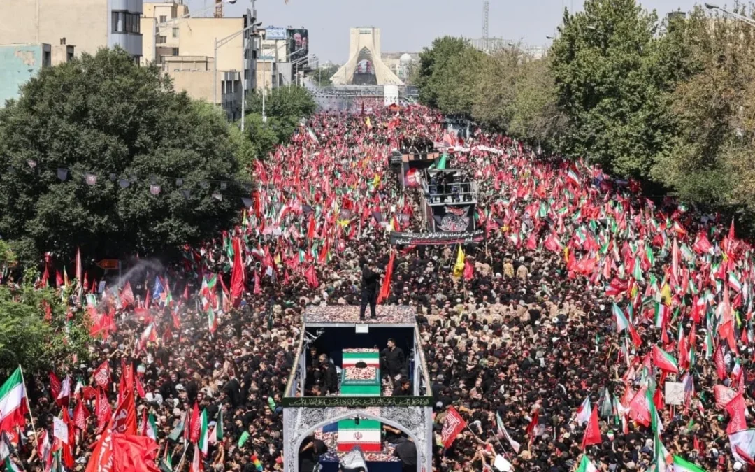“الغارديان”: الملايين في تشييع خامنئي دليلُ تحولٍ لافت في إيران وشاهد على خطأ ترامب